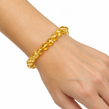 Bransoletka Citrine 8 mm na nadgarstku modelki, biale tlo