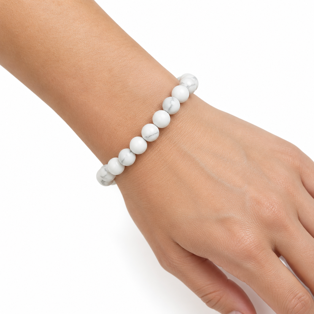Bransoletka Howlite na nadgarstku modelki, biale tlo