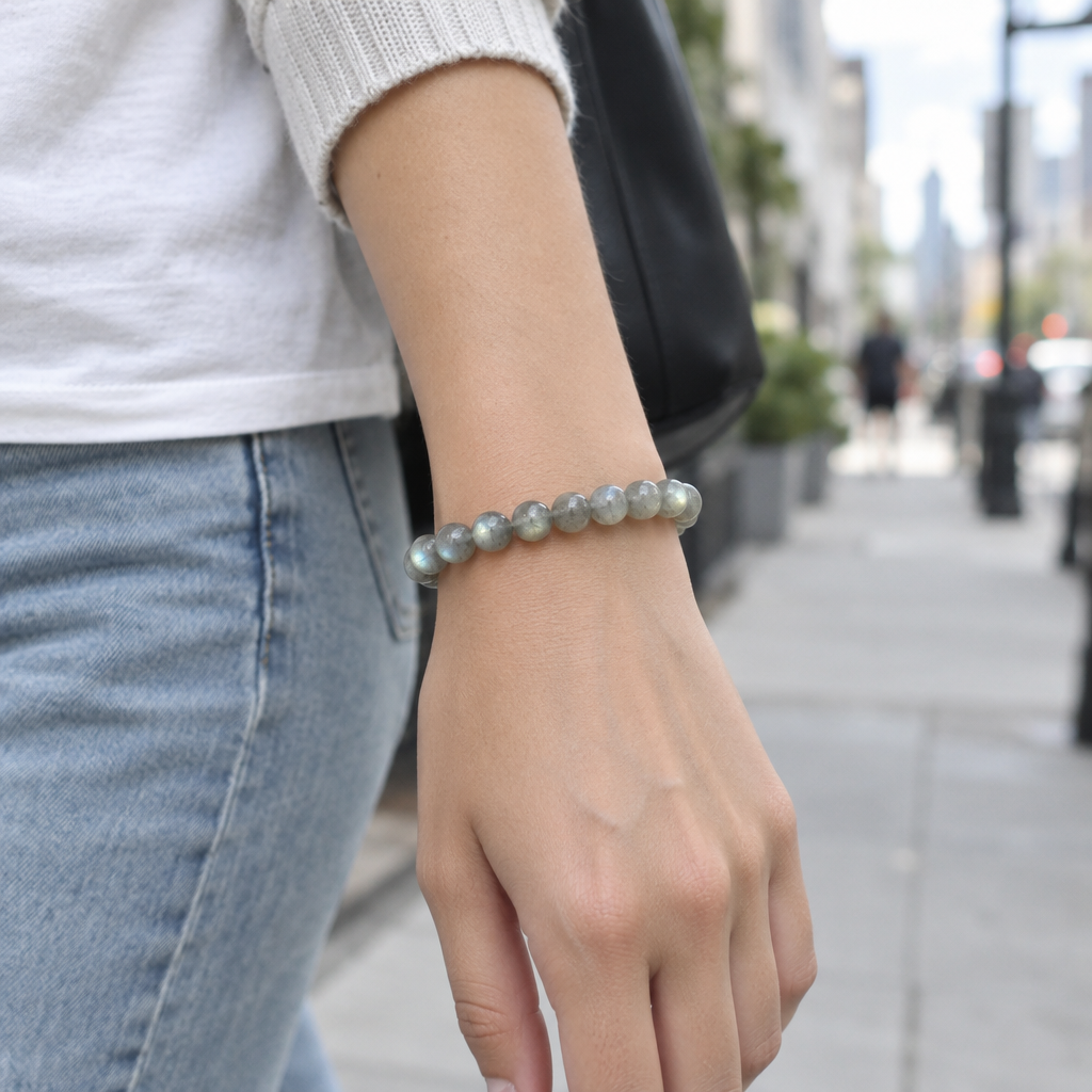 Bransoletka z jasnego labradoritu na nadgarstku, lifestyle ulica