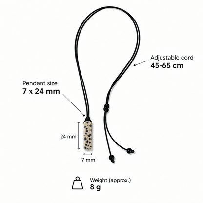 Specyfikacja naszyjnika z jaspisu dalmatyńskiego – wisiorek 7 × 24 mm, sznurek regulowany 45–65 cm, waga ok. 8 g